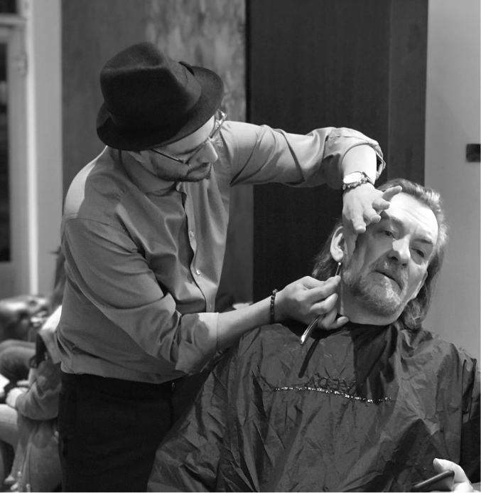 Master barber performing Royal Shave with straight razor on client – TheBarber.ch premium shave service Zurich
