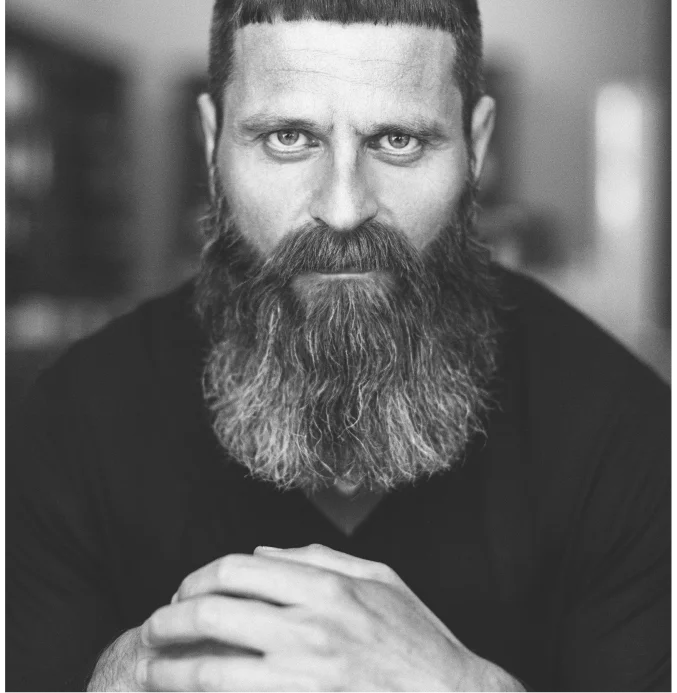 Man with full thick beard portrait – TheBarber.ch Big Beard trim scrub and oil treatment service Zurich