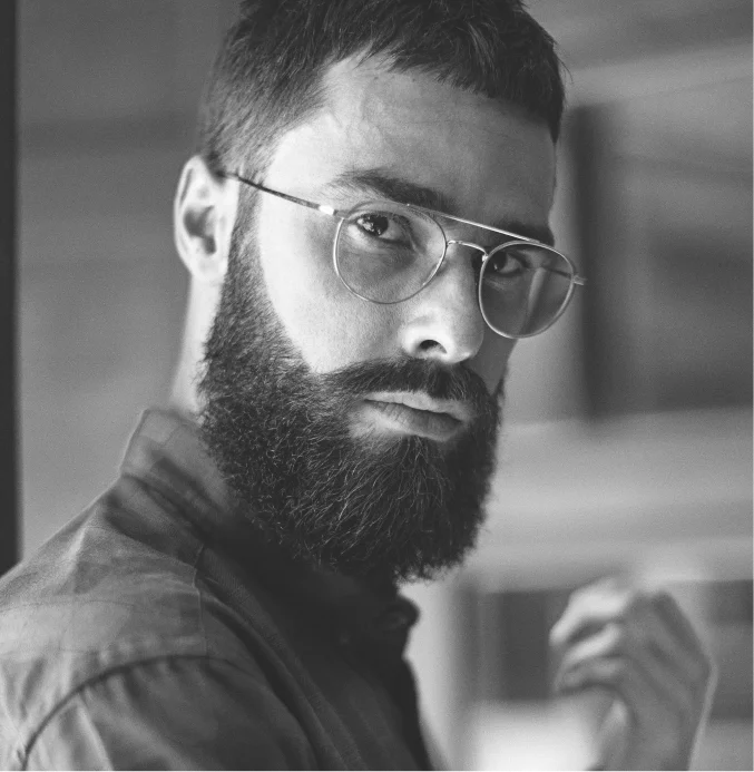 Close up portrait of bearded man with glasses – TheBarber.ch professional beard trim and oil service Zurich