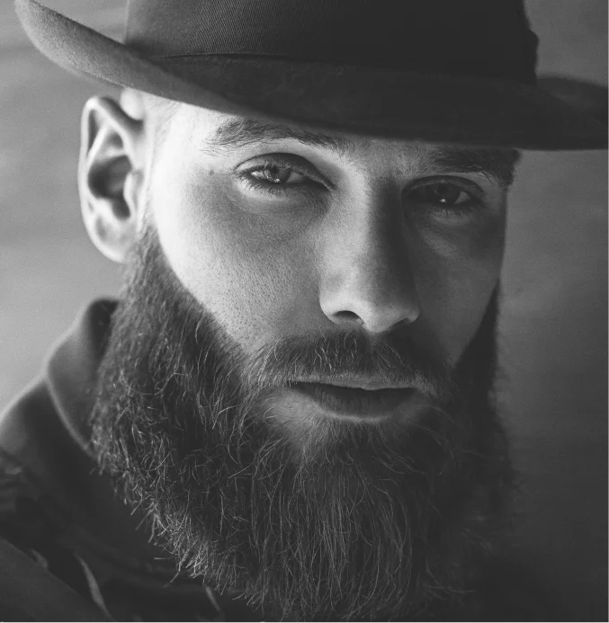Close up bearded man with hat – TheBarber.ch Aveda Quick Cosmetics skin analysis exfoliation face mask Zurich