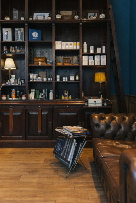 Luxury barber shop interior with grooming products – TheBarber.ch PKZ Man Bahnhofstrasse Zürich